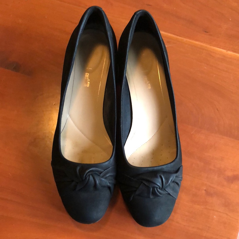 Suede Black Pumps